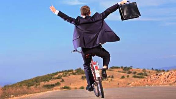 Andare a lavoro in bici fa bene e può salvare molte vite