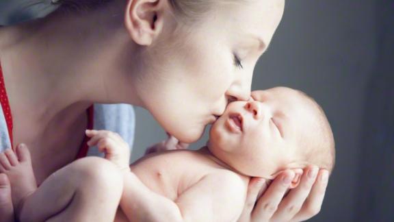 L’appello su FB di una neo-mamma: “L’herpes labiale può essere fatale per un bambino”. Non lasciate che lo bacino. 