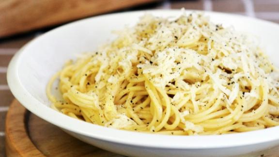 Spaghetti “cacio e pepe” lime e bottarga  di Elio Sironi 