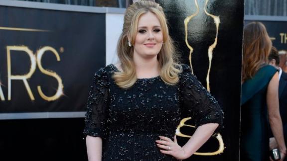 Adele. Nozze "di gran classe" a base di salsiccia e purè