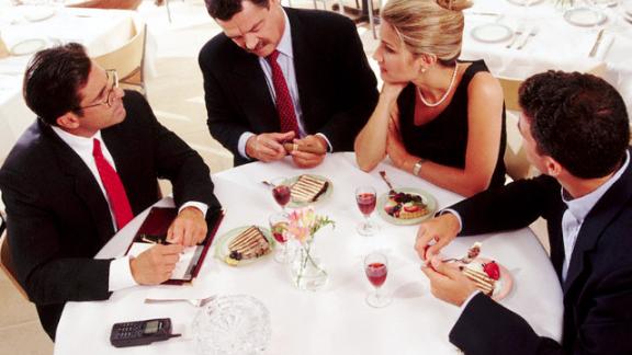 Ecco l'outfit perfetto per una cena aziendale