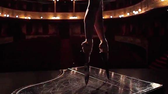 Le emozionanti immagini della ballerina classica che danza su lame affilate di coltello