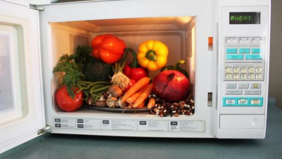 Forno a microonde: si può scaldare tutto?