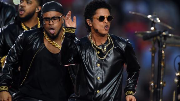 Bruno Mars pubblica il video di "24K Magic"