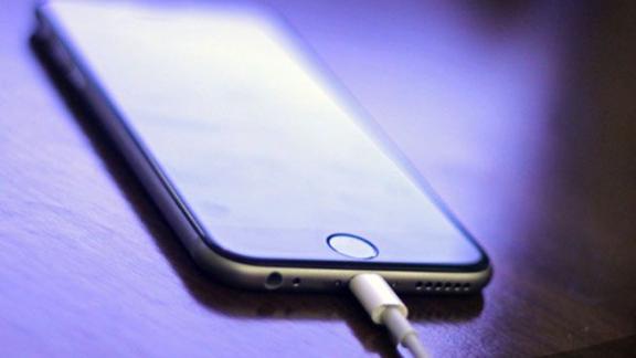 Ecco quanto costa lasciare sempre il caricatore dello smartphone attaccato alla presa