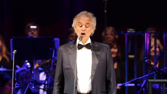 Andrea Bocelli inaugura il percorso di astronomia per non vedenti