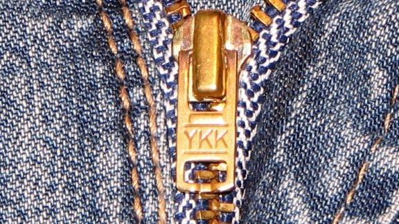 Perché sulle cerniere c’è la scritta YKK?