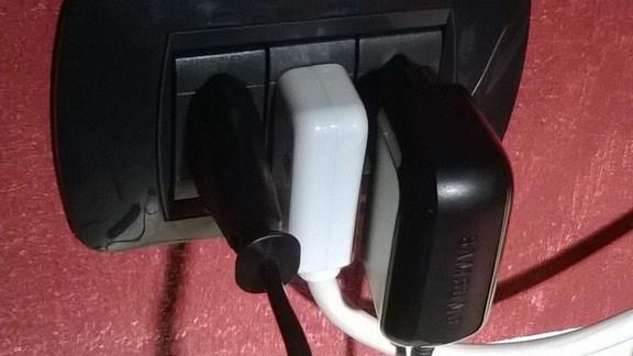 Ecco cosa si rischia se si lascia il caricatore nella presa elettrica senza dispositivo