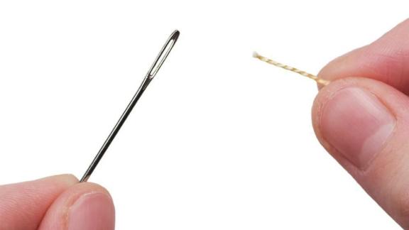 Trucco per infilare facilmente il filo da cucito nell’ago