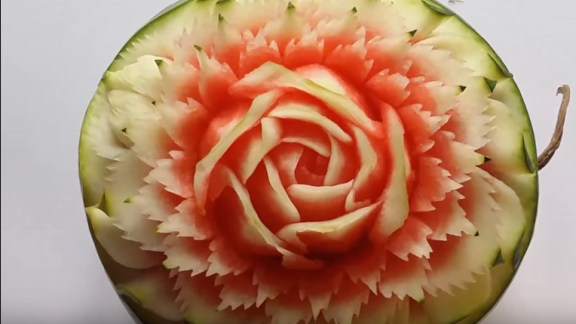 Magia dell’intaglio: ecco l’anguria che diventa un fiore!