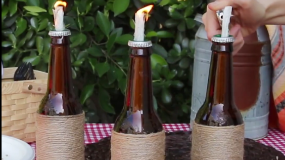 Non gettate via le bottiglie vuote di vino o di birra: potete trasformarle facilmente in suggestive lampade da giardino. Ecco come!