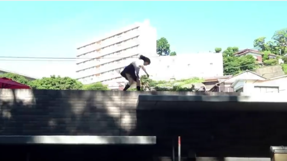 Scappano da scuola e si danno a pazze acrobazie: l’incredibile video delle ragazzine giapponesi!