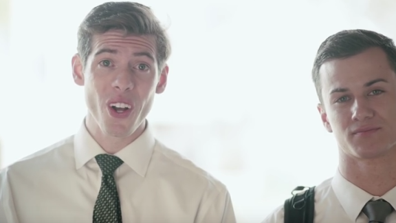 “Hello” di Adele nella parodia irresistibile di due predicatori mormoni: bravissimi, intonati e… totalmente esilaranti!