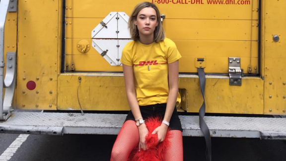 La maglietta con il logo DHL che sta conquistando tutti. Perché?