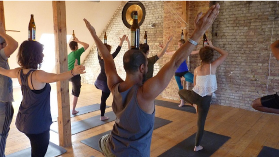 Fare yoga bevendo birra