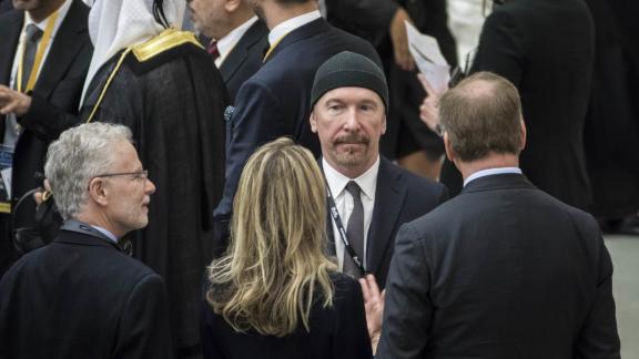 The Edge suona nella Cappella Sistina
