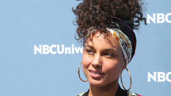 Alicia Keys e Jay Z si esibiscono a Times Square con "Empire State of Mind"