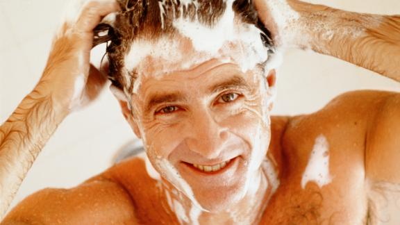 Uno shampoo fai da te per la ricrescita dei capelli al costo di 1 solo euro