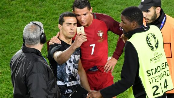 Cristiano Ronaldo, 5000 euro di multa per il  selfie