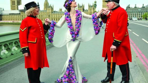 La moda a fiori con tendenze selvagge