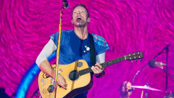 Chris Martin: sul palco con i figli Apple e Moses 