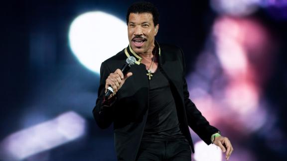 Lionel Richie a disagio sulla storia tra sua figlia e Justin Bieber