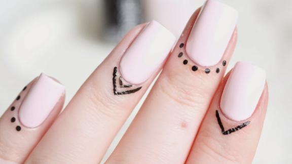 I nuovi sorprendenti mini tattoo per le unghie