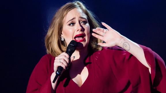 Adele non si tira indietro: sarà al matrimonio di due fan. Guarda il video