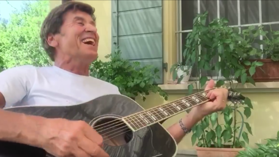 Gianni Morandi su Facebook canta il tormentone di Fedez e J-Ax. E conquista il web!