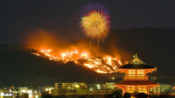 Il Festival giapponese dove un'intera montagna prende fuoco