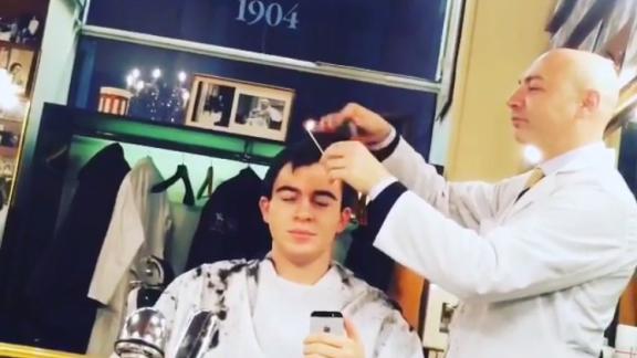 Il barbiere che taglia i capelli con il fuoco lavora a Milano
