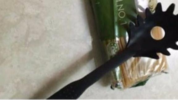Mestolo per gli spaghetti. A cosa serve il foro nel mezzo