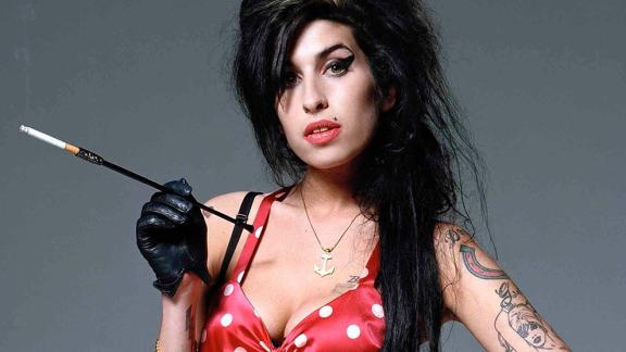 Adele ricorda Amy Winehouse nel giorno del suo 33esimo compleanno 