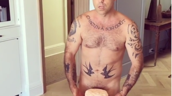 "Tanto sono invisibile". Robbie Williams nudo su Instagram