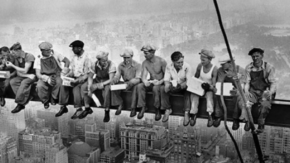 "Lunch Atop a Skyscraper". La famosa foto di cui solo in pochi conoscono la storia