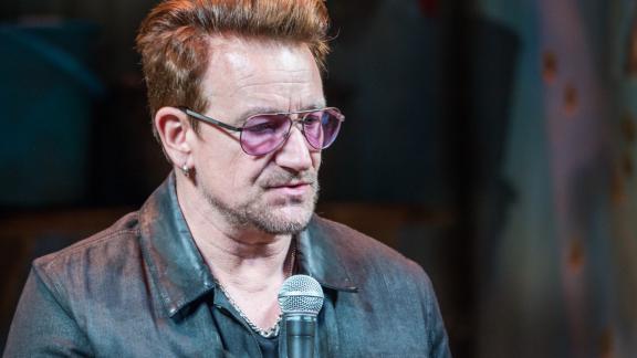 U2, Bono in visita ad un campo profughi nigeriano