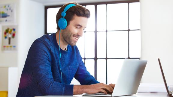Come la musica aumenta la produttività a lavoro