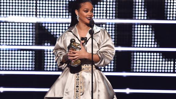 Rihanna: la presentazione di Drake è da sogno