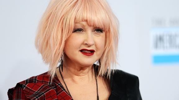 Cindy Lauper all'attacco di Trump: "Mi ricorda Hitler"