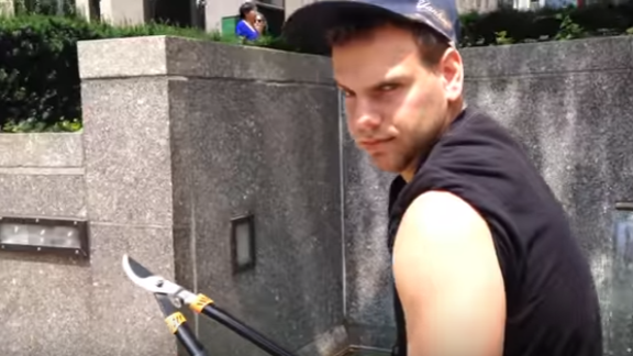 Aste da selfie tagliate con la cesoia. Succede a New York