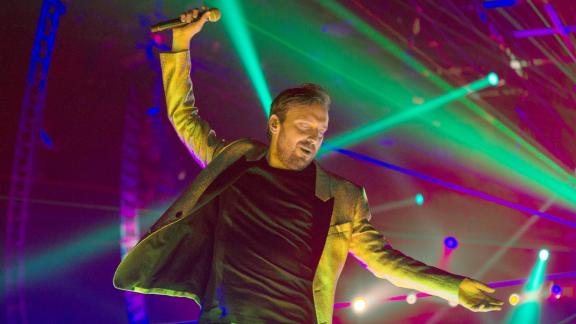 Cesare Cremonini ricorda Freddie Mercury cantando una sua canzone. Il video