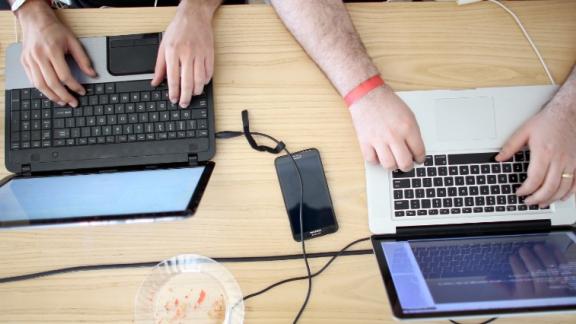 On line gli smartphones battono i computer