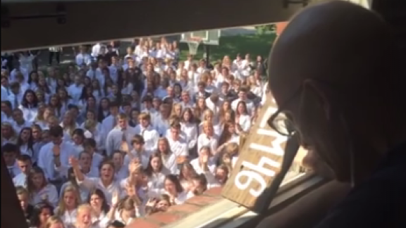400 studenti cantano per il prof. malato di cancro. Il commovente video