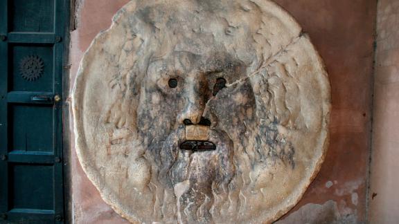 Bocca della Verità  a pagamento. Due euro il prezzo di una foto