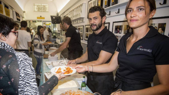 Gassman, Bova e colleghi camerieri per la solidarietà. Amatriciana solidale