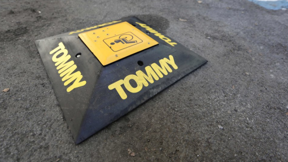 Tommy 2.0. A Roma il primo dissuasore con allarme per i parcheggi riservati