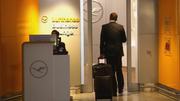 Trascorre tre settimane nella lounge vip dell'aeroporto di Singapore. Arrestato un uomo d'affari