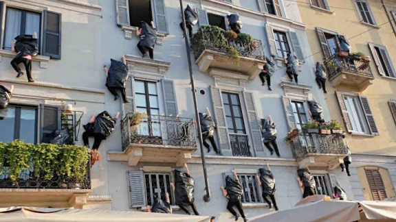 Giallo a Milano. Manichini incappucciati sulle pareti in zona Navigli