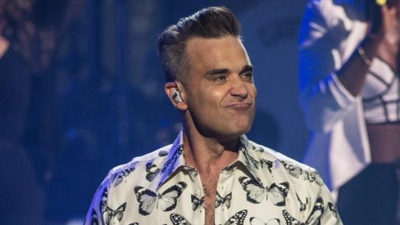 Robbie Williams presenta il video di "Party Like a Russian"