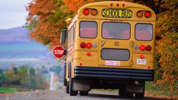 Il sindaco accompagna i bambini a scuola perché lo scuolabus non c'è
